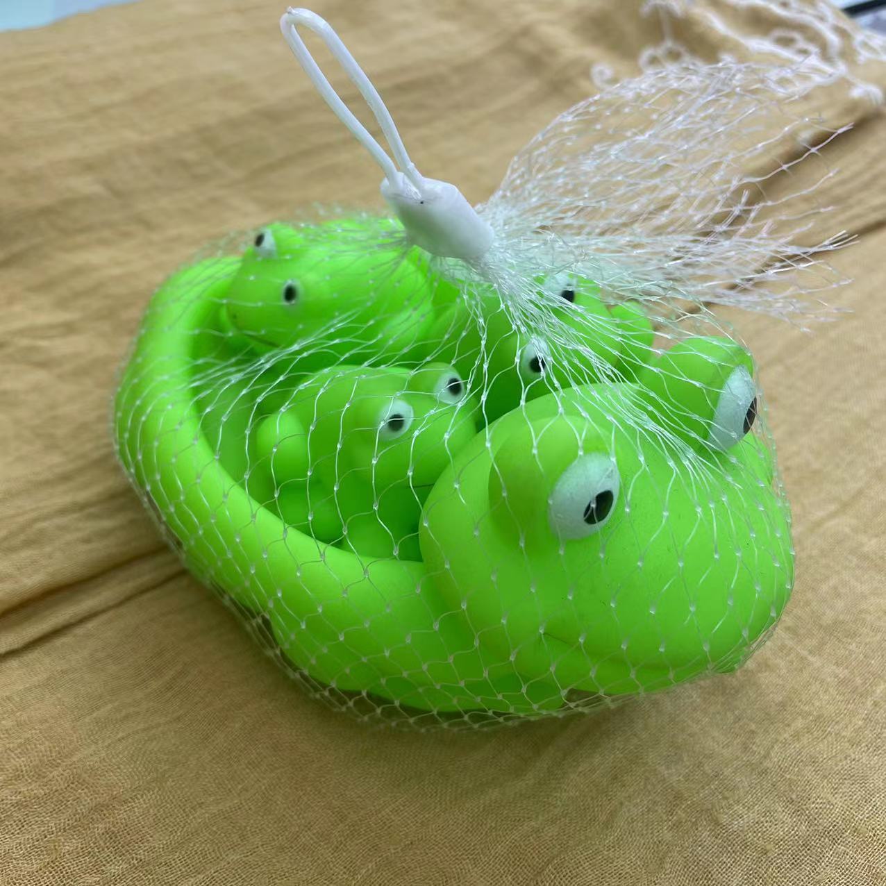 Bath Time Fun: Cartoon Vinyl Mother Frog Net Pocket Squeezing Toy Set ($\mathbf{0-3}$ Years).