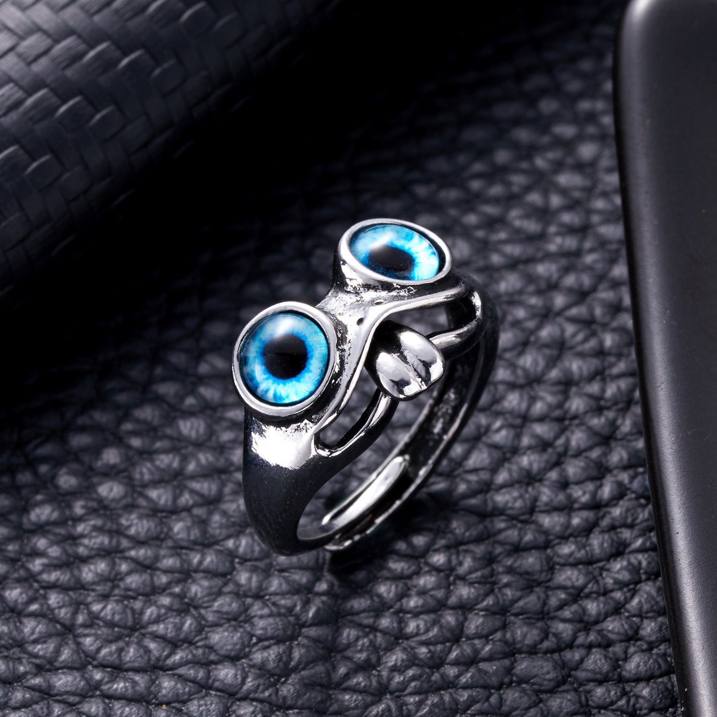 Street Style Statement: Creative Hip Hop Frog Ring with Blue or Green Eyes (Adjustable).