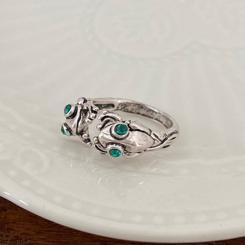 Bold Statement: European and American Personalized Fashion Frog Ring (Acrylic).