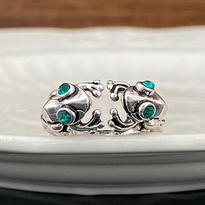 Bold Statement: European and American Personalized Fashion Frog Ring (Acrylic).