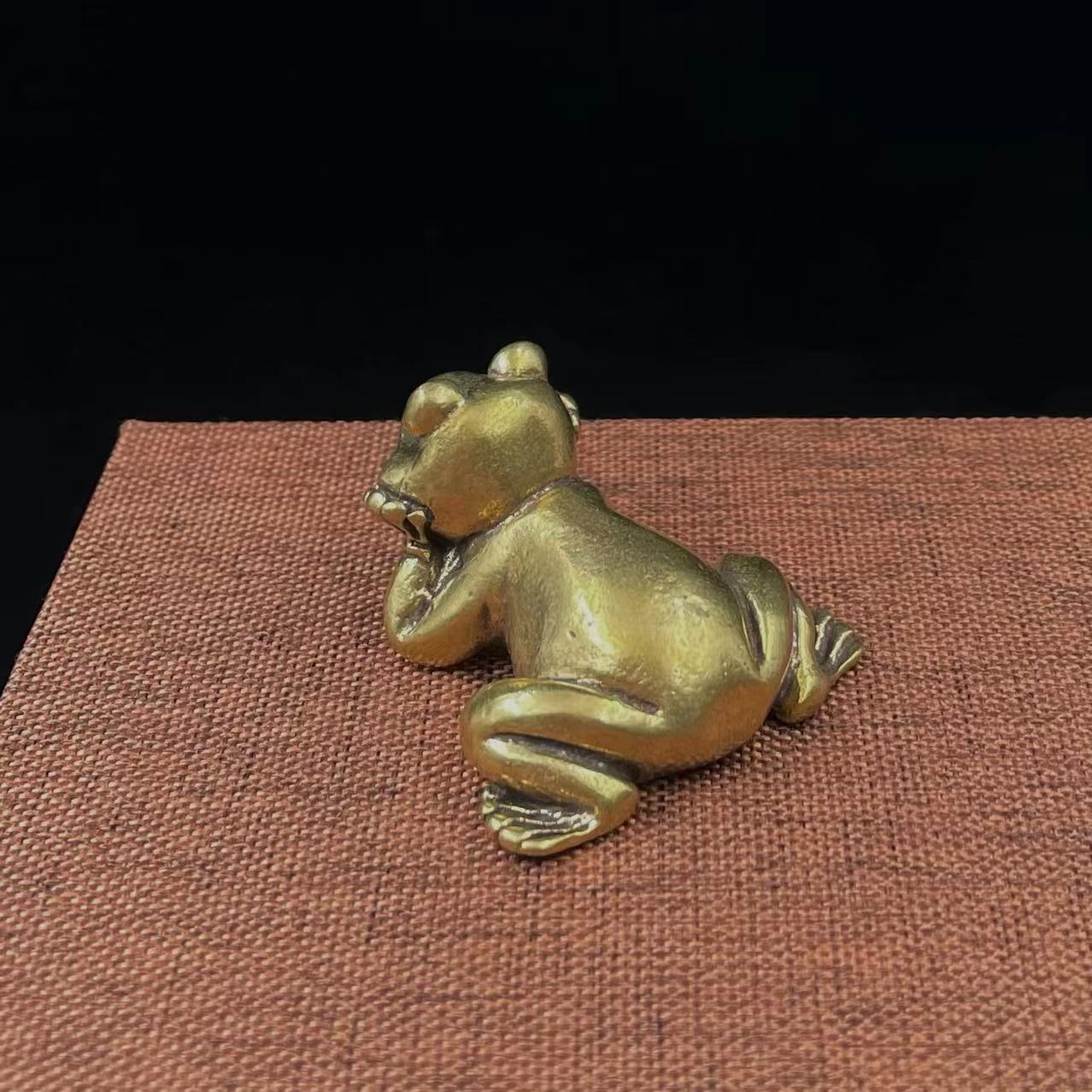 Zen Focus: Solid Brass Meditation Frog Ornament for Desktop and Pastoral Decor.