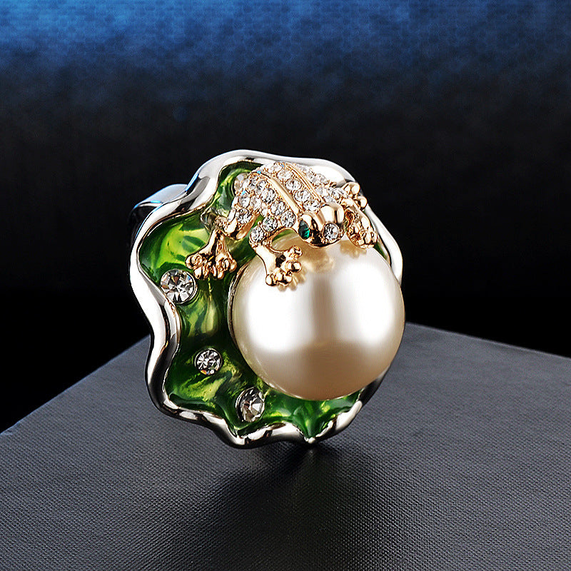 Nature's Elegance: Women's Lotus Leaf Frog Shiny Pearl and Diamond Alloy Ring.