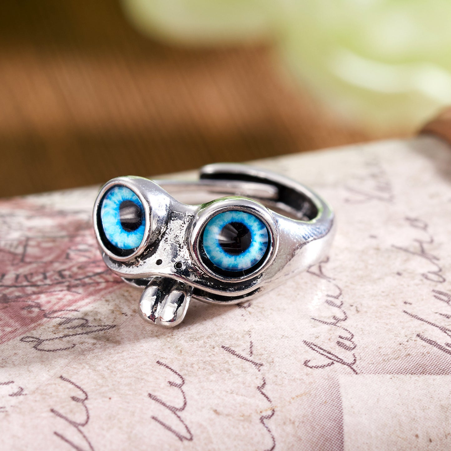 Street Style Statement: Creative Hip Hop Frog Ring with Blue or Green Eyes (Adjustable).