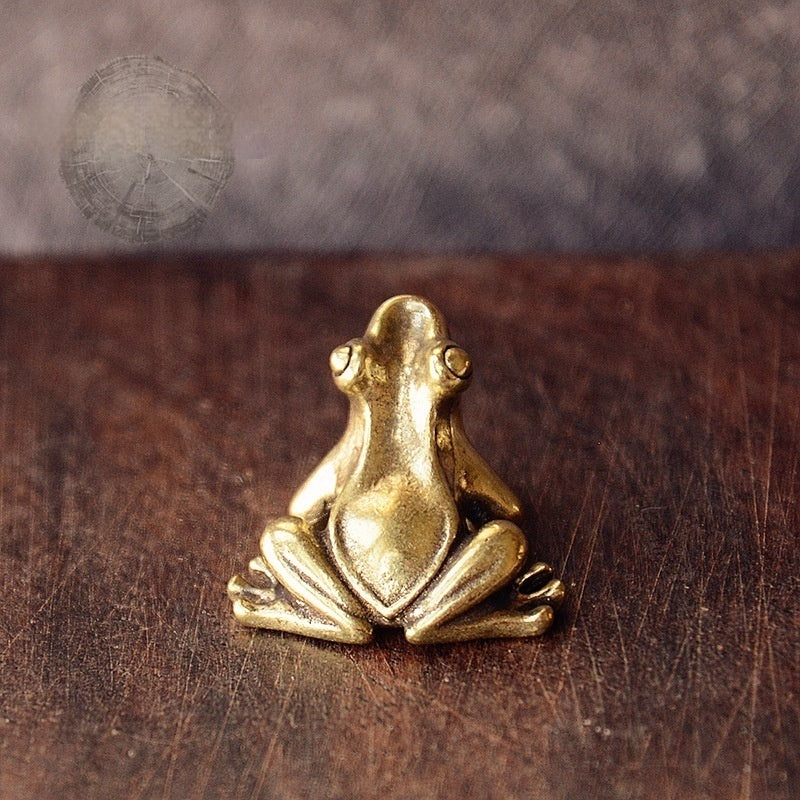 Ethnic Charm: Solid Brass Creative Frog Key Pendant and Desktop Tea Ornament.
