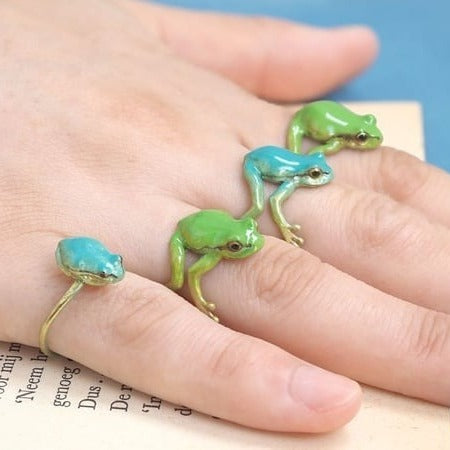 Adjustable Whimsy: Tree Frog Ear Clip and Ring Set for Women (Electroplated Alloy).