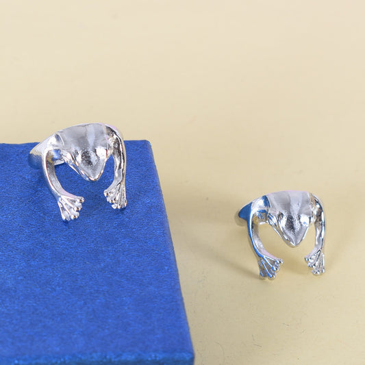 Chic Edge: Frosty Wind Alloy Frog Open Ring for Men and Women ($\mathbf{6\text{g}}$).