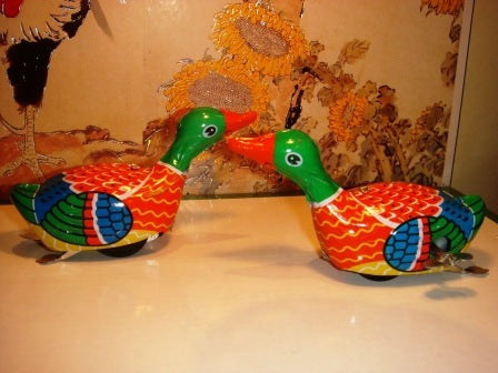Nostalgic Tin Swimming Duck Toy – Retro Clockwork Wind-Up Metal Duck