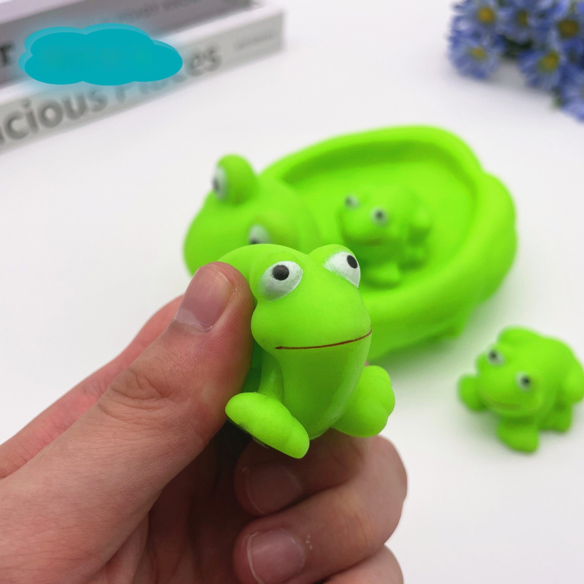 Bath Time Fun: Cartoon Vinyl Mother Frog Net Pocket Squeezing Toy Set ($\mathbf{0-3}$ Years).